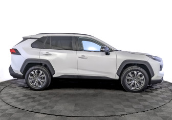Подержанный автомобиль Toyota RAV4 2024 года (4 фото)