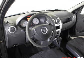 Подержанный автомобиль Renault Logan Sedan 2011 года (9 фото)
