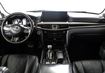 Подержанный автомобиль Lexus LX 2016 года (13 фото)