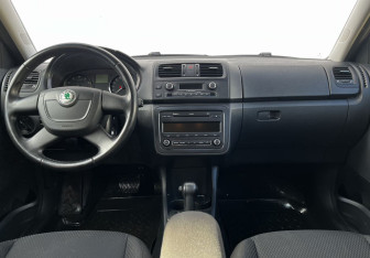 Подержанный автомобиль Skoda Fabia Hatchback 2012 года (12 фото)