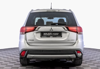 Подержанный автомобиль Mitsubishi Outlander 2016 года (6 фото)