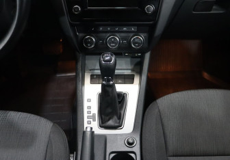 Подержанный автомобиль Skoda Octavia Liftback 2016 года (18 фото)
