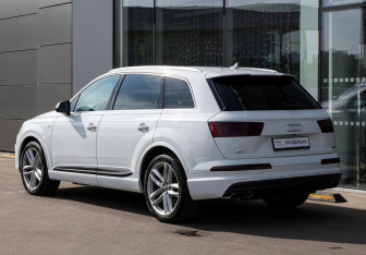 Подержанный автомобиль Audi Q7 2019 года (7 фото)