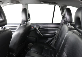 Подержанный автомобиль Toyota RAV4 2004 года (8 фото)