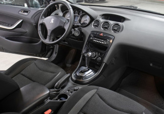 Подержанный автомобиль Peugeot 408 2012 года (10 фото)