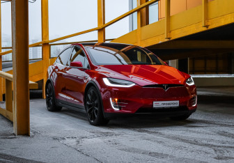 Подержанный автомобиль Tesla Model X 2019 года (3 фото)