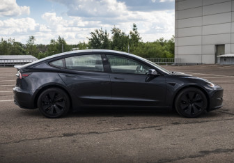 Подержанный автомобиль Tesla Model 3 2025 года (4 фото)