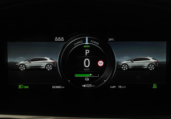 Подержанный автомобиль Jaguar I-Pace 2018 года (11 фото)
