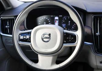 Подержанный автомобиль Volvo S90 2021 года (17 фото)