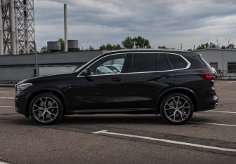 Подержанный автомобиль BMW X5 2022 года (8 фото)