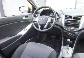 Подержанный автомобиль Hyundai Solaris Hatchback 2013 года (13 фото)