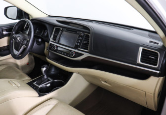 Подержанный автомобиль Toyota Highlander 2014 года (10 фото)
