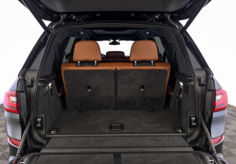 Подержанный автомобиль BMW X7 2021 года (28 фото)