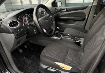 Подержанный автомобиль Ford Focus Sedan 2011 года (9 фото)