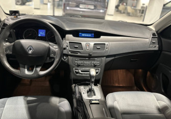 Подержанный автомобиль Renault Latitude 2014 года (10 фото)