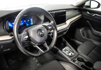 Подержанный автомобиль Skoda Octavia Liftback 2023 года (15 фото)