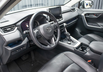 Подержанный автомобиль Toyota RAV4 2020 года (16 фото)