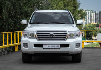 Подержанный автомобиль Toyota Land Cruiser Suv 2015 года (2 фото)
