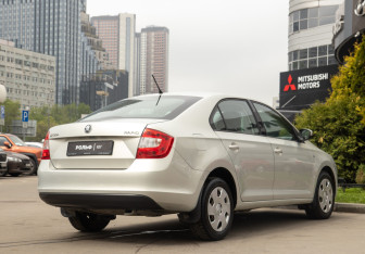 Подержанный автомобиль Skoda Rapid Liftback 2014 года (4 фото)