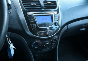 Подержанный автомобиль Hyundai Solaris Hatchback 2012 года (17 фото)