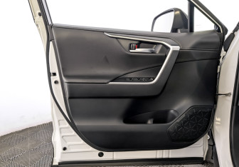 Подержанный автомобиль Toyota RAV4 2021 года (19 фото)