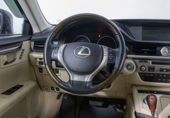 Подержанный автомобиль Lexus ES 2012 года (15 фото)