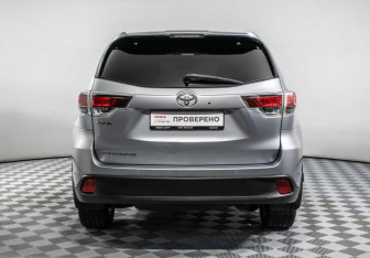 Подержанный автомобиль Toyota Highlander 2014 года (6 фото)