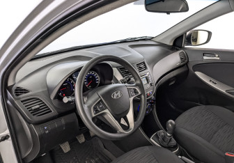 Подержанный автомобиль Hyundai Solaris Sedan 2015 года (15 фото)