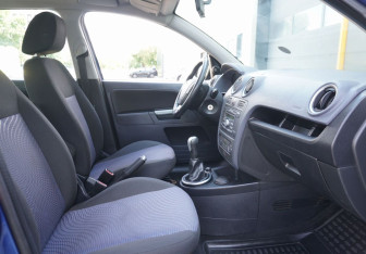 Подержанный автомобиль Ford Fusion 2008 года (10 фото)