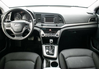 Подержанный автомобиль Hyundai Elantra Sedan 2018 года (6 фото)