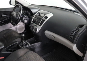 Подержанный автомобиль Kia Ceed Hatchback 2009 года (10 фото)