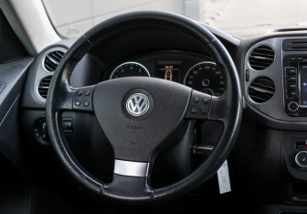 Подержанный автомобиль Volkswagen Tiguan 2010 года (15 фото)