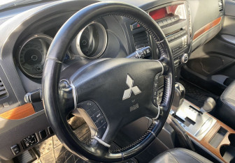 Подержанный автомобиль Mitsubishi Pajero 2008 года (13 фото)