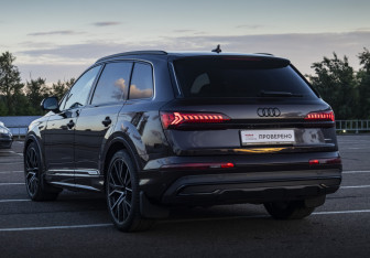 Подержанный автомобиль Audi Q7 2021 года (7 фото)