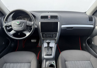 Подержанный автомобиль Skoda Octavia Liftback 2012 года (12 фото)