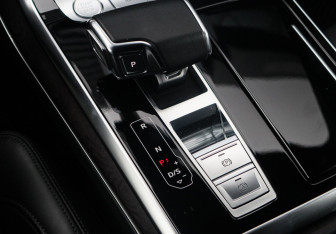 Подержанный автомобиль Audi Q8 2019 года (23 фото)