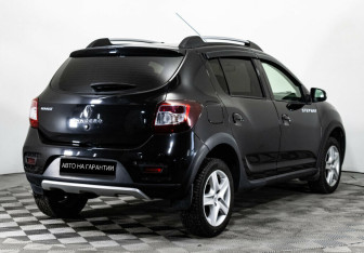 Подержанный автомобиль Renault Sandero 2017 года (3 фото)