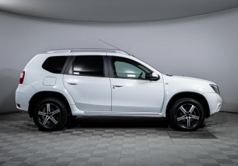 Подержанный автомобиль Nissan Terrano 2017 года (4 фото)