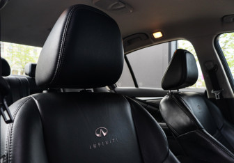 Подержанный автомобиль Infiniti Q50 2014 года (8 фото)
