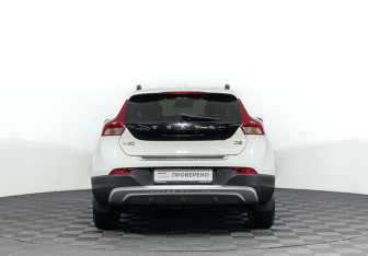Подержанный автомобиль Volvo V40 Cross Country 2013 года (6 фото)