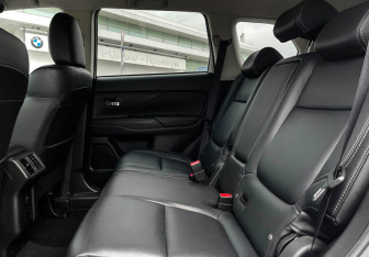 Подержанный автомобиль Mitsubishi Outlander 2020 года (10 фото)