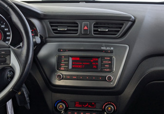 Подержанный автомобиль Kia Rio Sedan 2015 года (15 фото)
