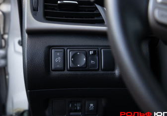 Подержанный автомобиль Nissan Tiida Hatchback 2015 года (17 фото)