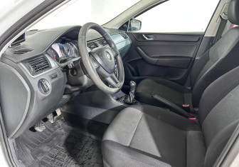 Подержанный автомобиль Skoda Rapid Liftback 2016 года (8 фото)