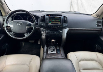 Подержанный автомобиль Toyota Land Cruiser Suv 2011 года (9 фото)