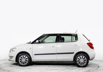 Подержанный автомобиль Skoda Fabia Hatchback 2010 года (8 фото)