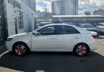 Подержанный автомобиль Kia Cerato Sedan 2012 года (8 фото)