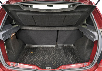 Подержанный автомобиль Renault Sandero 2012 года (10 фото)