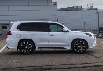 Подержанный автомобиль Lexus LX 2016 года (4 фото)