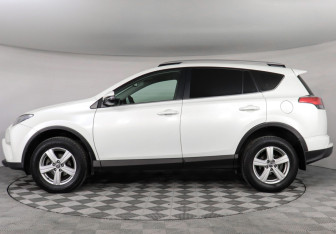Подержанный автомобиль Toyota RAV4 2017 года (8 фото)